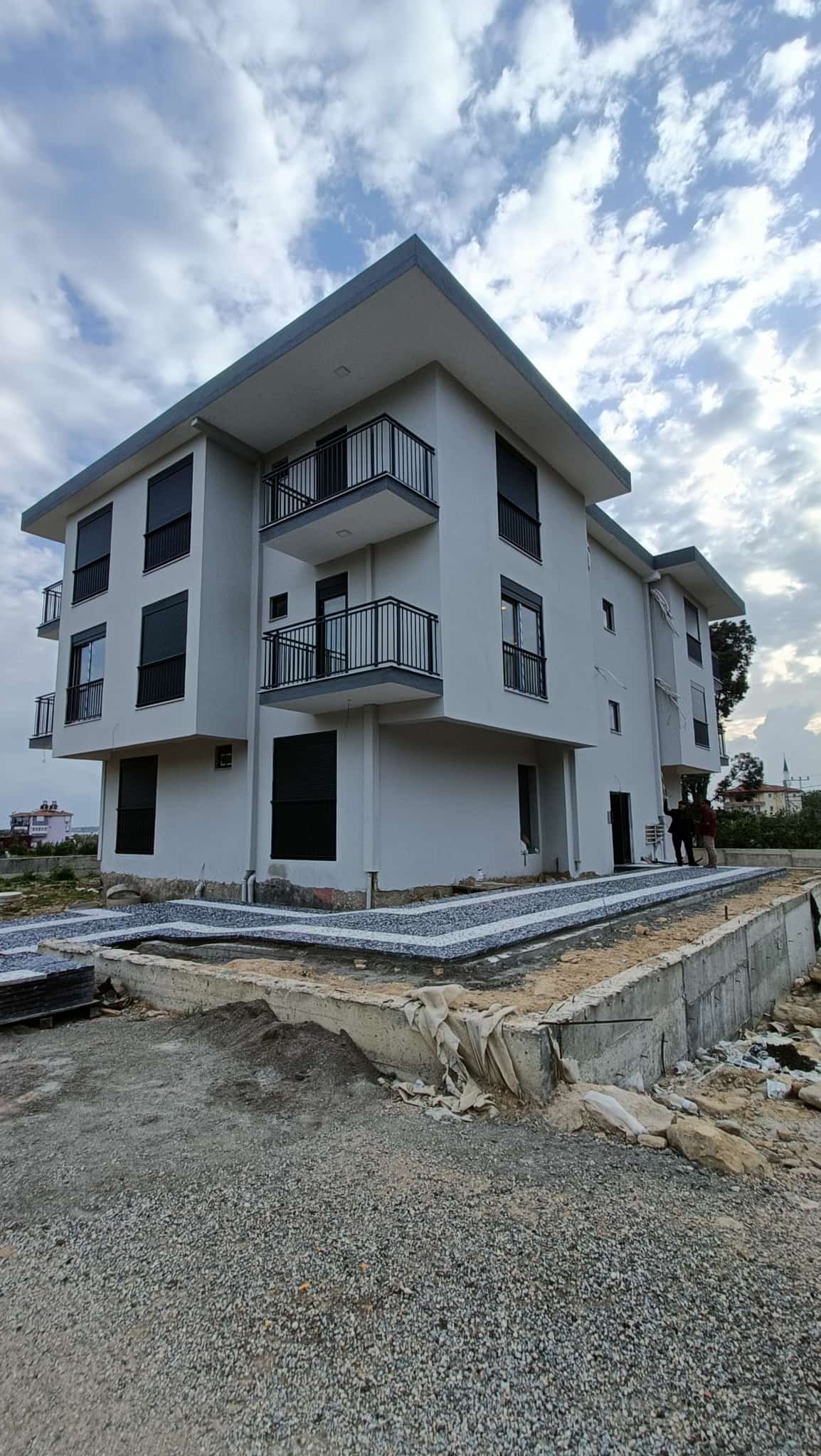 Gebäude mit neu verlegtem Terrassenpflaster im Eingangsbereich